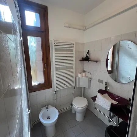 Venezia, 100 Mt To Station, Free Parking, Shuttle Airport, Train Station, Wi Fi, Via Pasubio 1 Mestre
